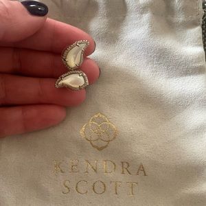 Kendra Scott Temple stud earrings in Silver and Mother of Pearl